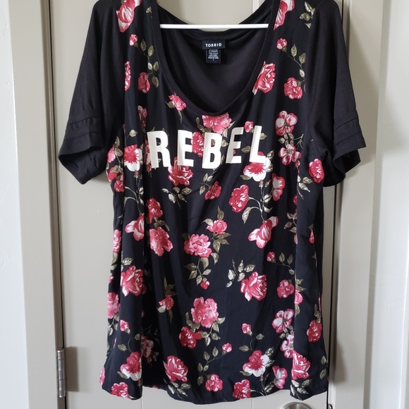 Torrid REBEL top size 1x Great Condition! - Picture 1 of 3